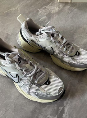 Nike/耐克 V2K Run Runtekk 白银 男子低帮休闲跑步鞋 HJ4497-100