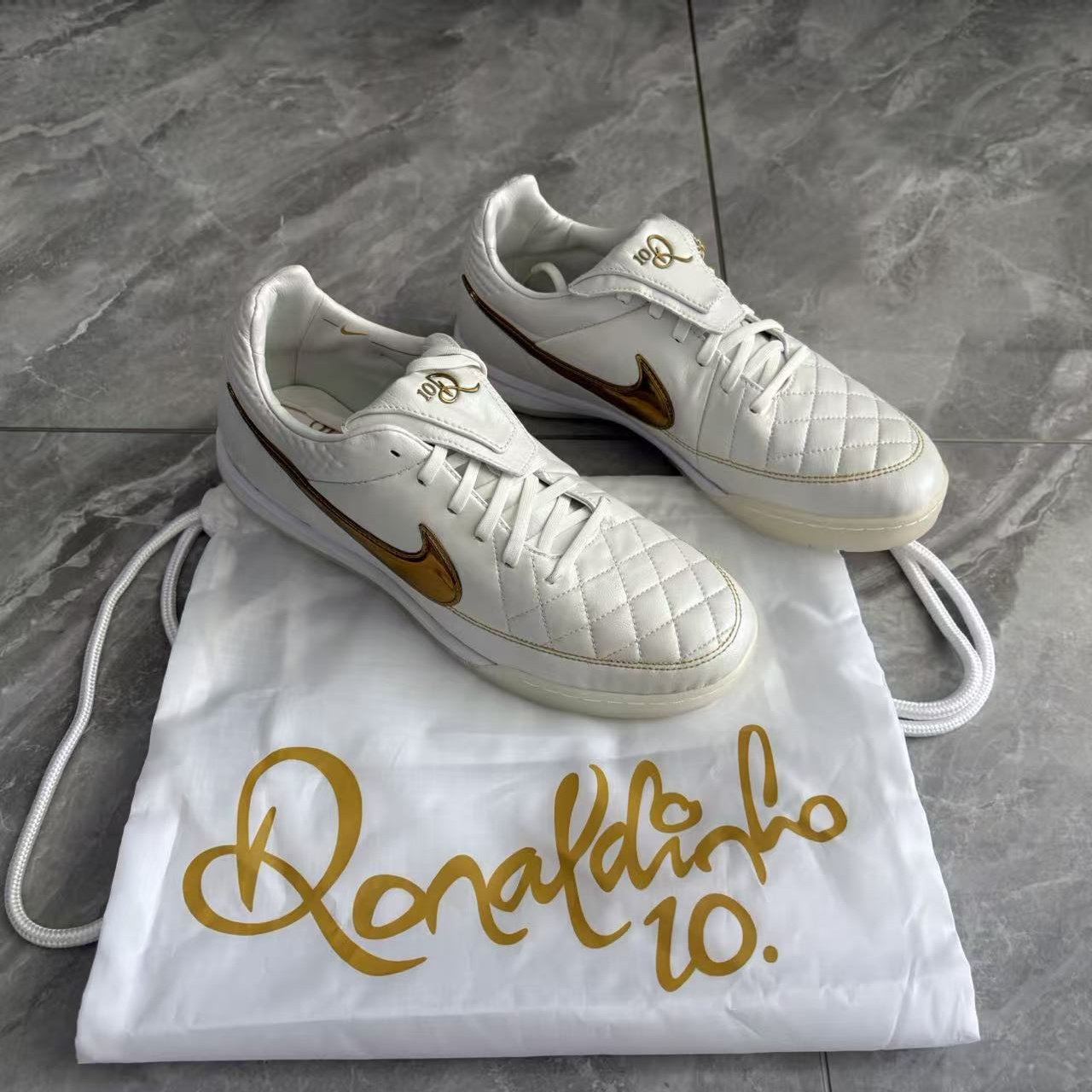 Nike/耐克 小罗R10传奇白金复刻高端IC平底室内足球鞋 IF4389-100