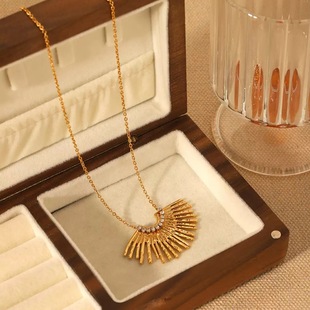 项链吊坠欧美风18K金扇形不锈钢镶钻吊坠项链设计感放射线条颈链