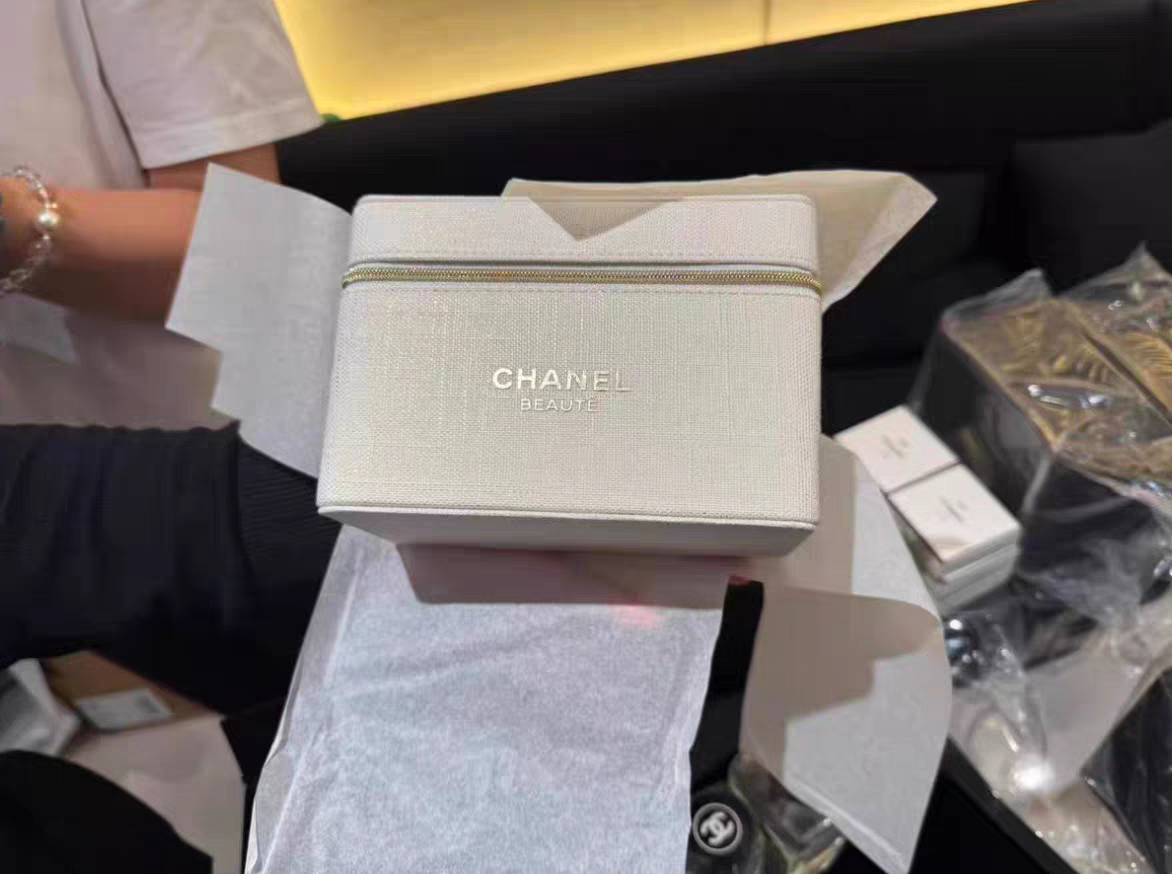 VVIP酒店万元礼赠品！白色化妆包，收纳包可改造，送人体面！