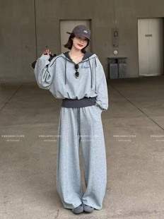 2026春季新款时尚套装女假两件字母刺绣连帽上衣+弯刀长裤两件套