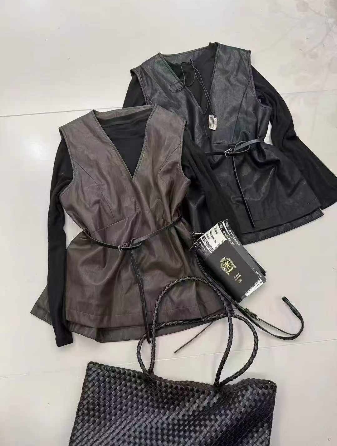 法式时尚设计感高级套装女配腰带V领皮衣马甲背心+打底衫三件套潮