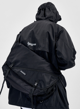 日系斜挎包男单肩工装大容量潮牌邮差包女背包休闲挎包ins潮男包