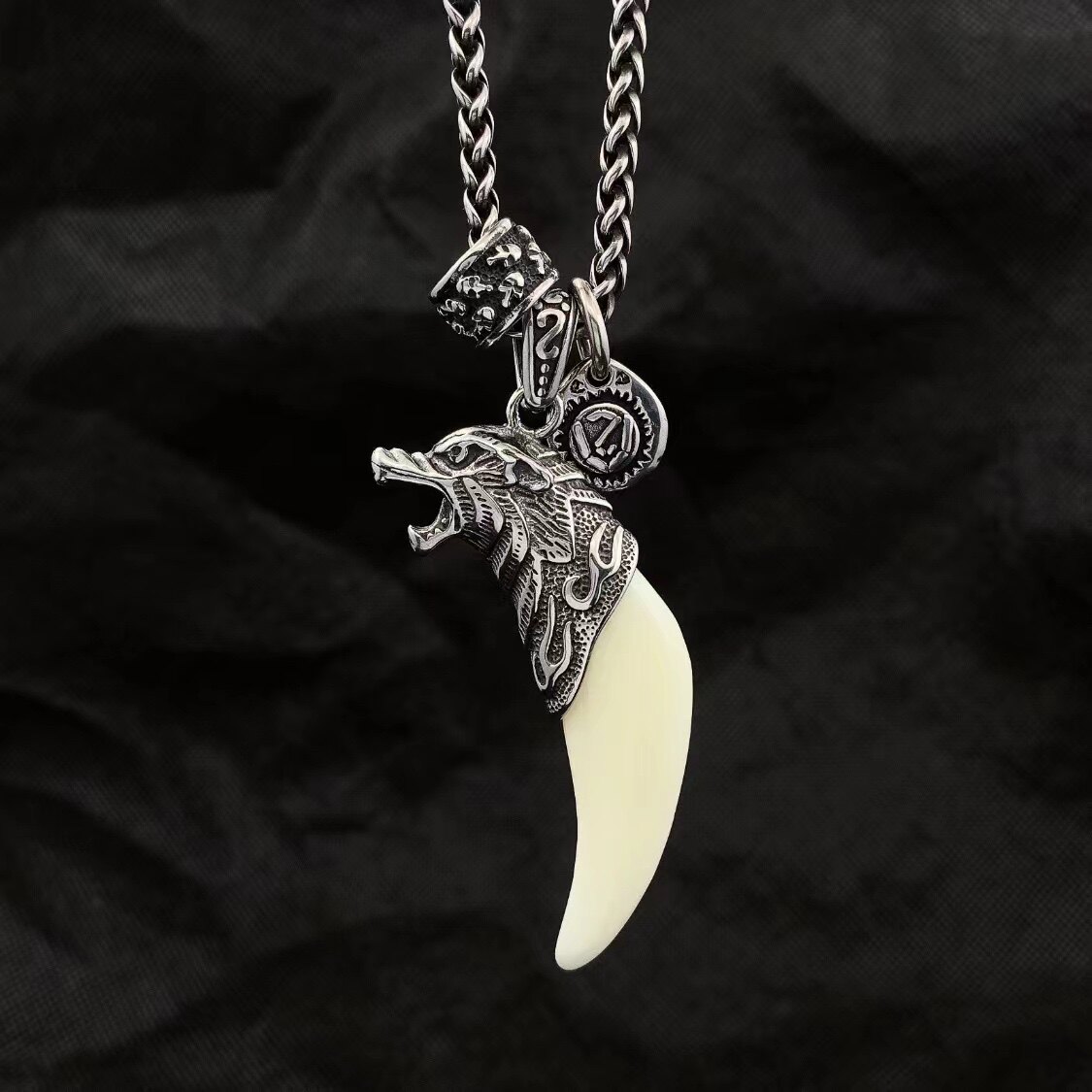 原创个性霸气狼牙吊坠复古钛钢嘻哈项链男潮酷帅硬汉风时尚毛衣链