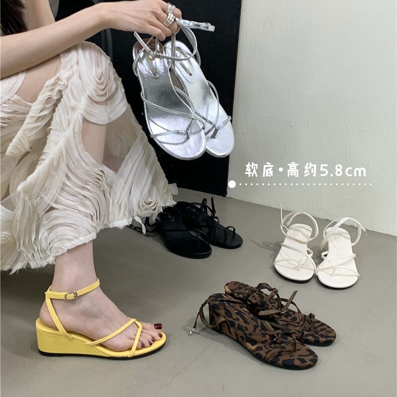 坡跟豹纹夹趾凉鞋女2025