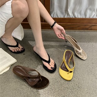 细跟韩版绒面人字拖女夏外穿2026新款沙滩鞋夹角凉拖鞋度假风凉鞋