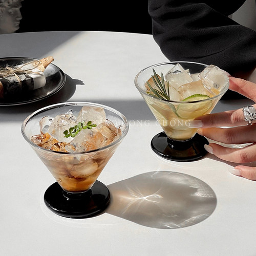 法式小众设计黑脚玻璃杯