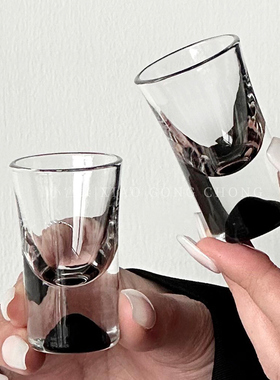 高级感黑色冰山白酒杯家用轻奢玻璃小酒杯一口杯烈酒子弹杯清酒杯