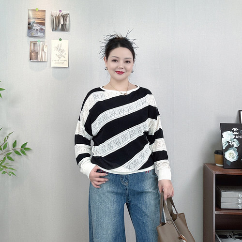 慵懒风条纹镂空圆领针织衫女大码
