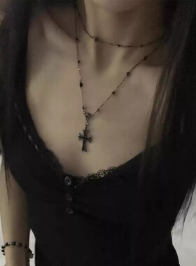 枪黑色十字架项链甜酷辣妹双层叠戴锁骨链女高级感choker颈链配饰