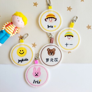 ins韩国儿童姓名牌幼儿园宝宝入园名字牌刺绣可爱娃娃头书包挂件