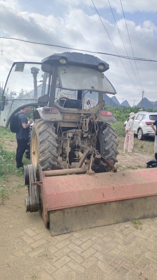 1月8日百色雷沃欧豹轮式拖拉机2台网络拍卖公告