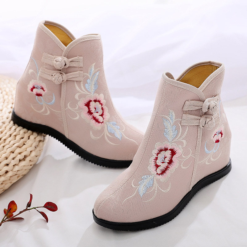 绣花鞋子女汉服中国风跟短筒布靴