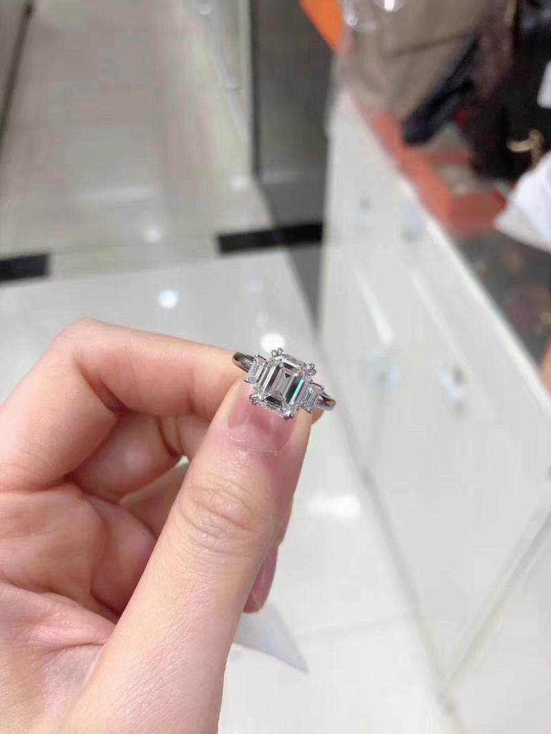 【未使用品二手奢侈品2.5克拉钻戒祖母绿切割H色VS2无荧光GIA证书