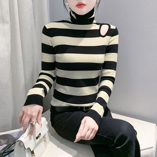 实拍2024秋冬小心机设计感漏肩高龄针织打底衫修身显瘦条纹女毛衣