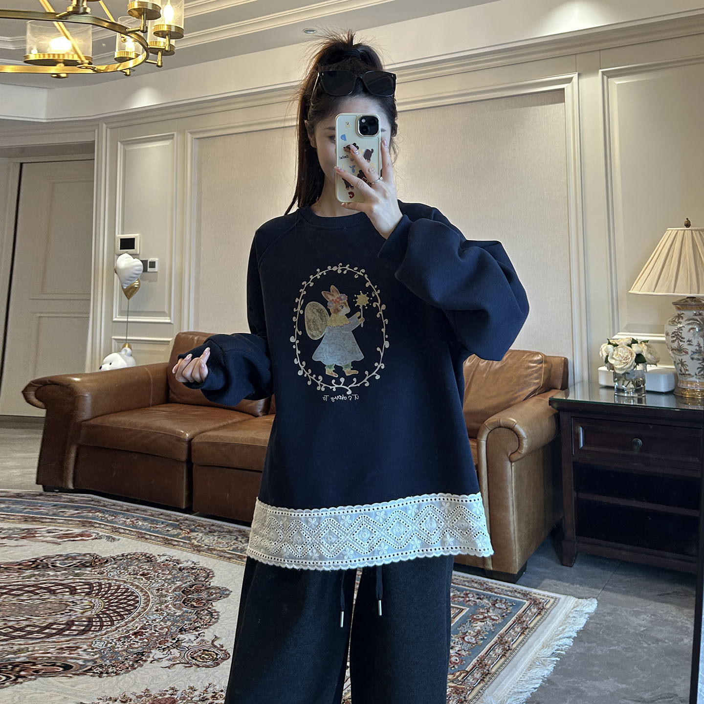 孕妇兔子加绒蕾丝拼接卫衣秋冬孕装休闲千金风圆领中长款上衣打底