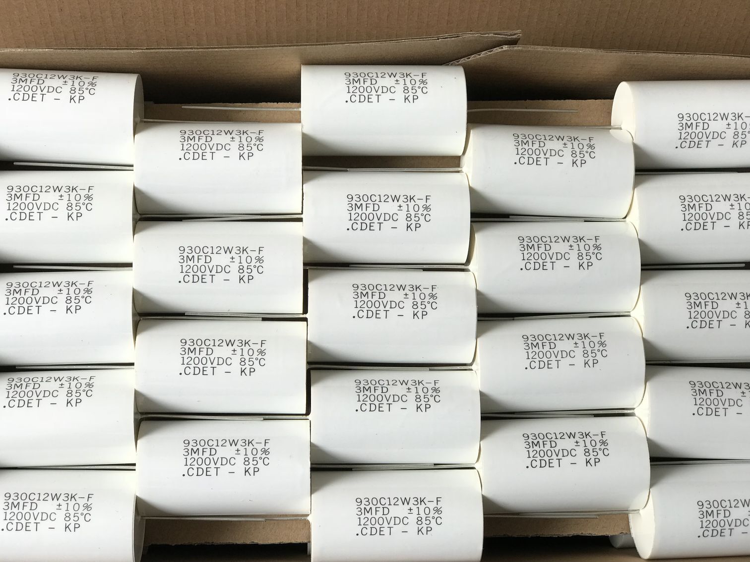 CDE电容采用进口金属化薄膜无感式卷绕，特殊喷金工艺，阻燃塑壳封装，阻燃环氧树脂灌封，镀银铜端子引出。 特点:＊稳定性高＊频率特性好＊体积小＊损耗小，电感小＊自愈性好＊过电流能力强用途：主要用于ups、变频器、电镀电源、逆变焊机、逆变电源以及感应加热设备等电子设备，igbt吸收高频尖峰电压、电流用。