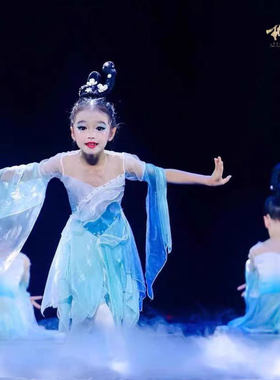 我家门前有小河舞蹈演出服渐变蓝色秧歌服扇子古典舞一条大河服装