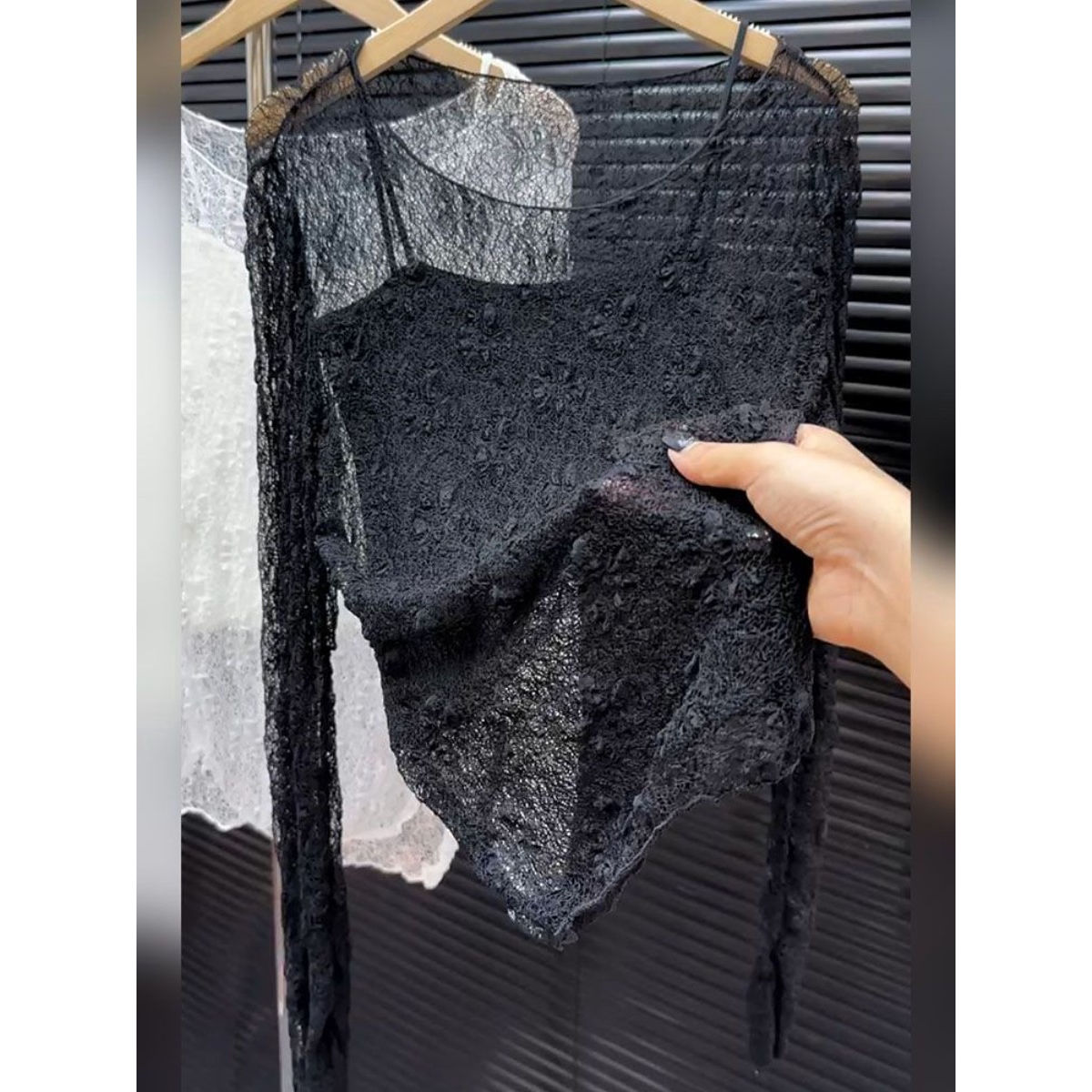 复古辣妹圆领微透镂空蕾丝衫秋季新款时髦百搭修身显瘦内搭打底衫