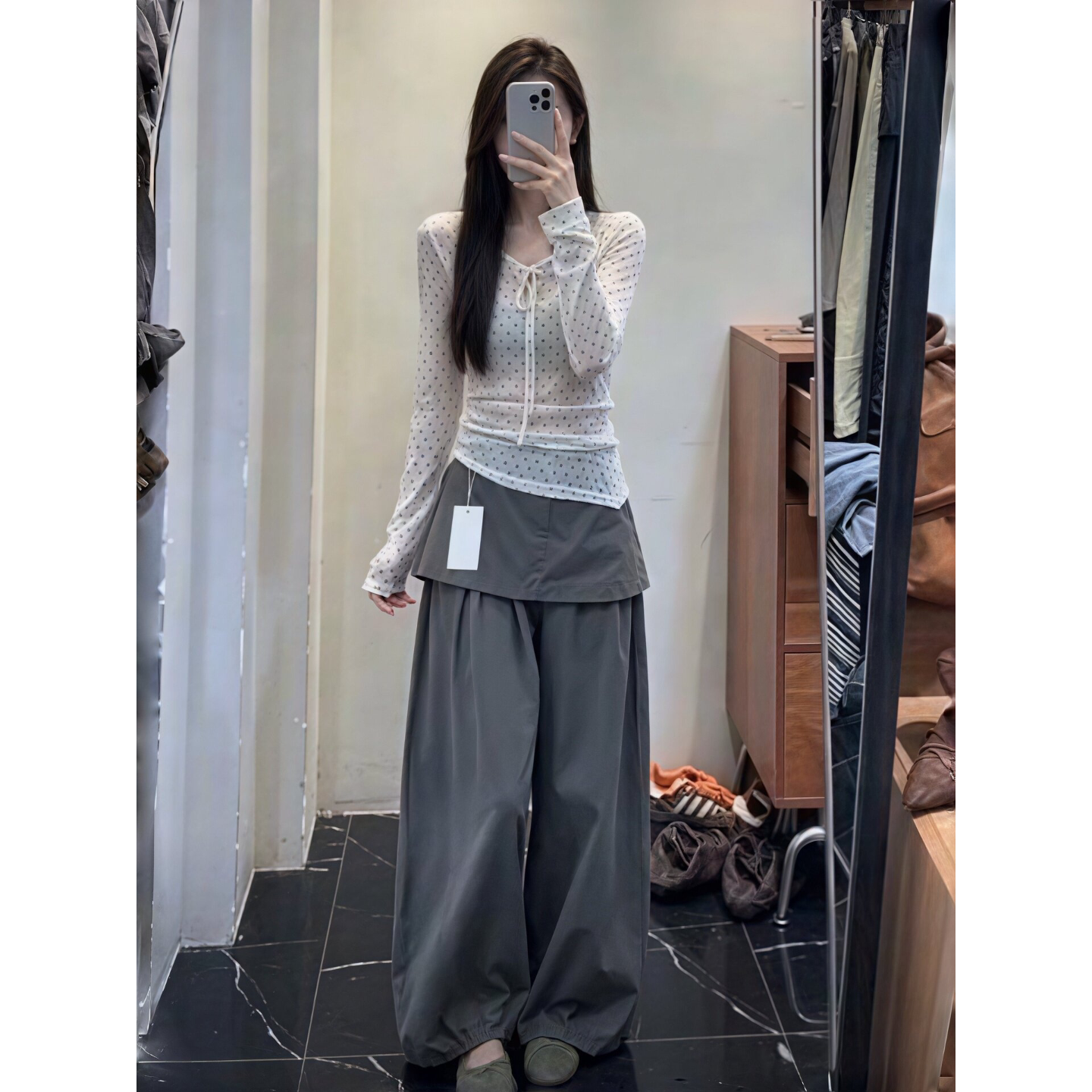 白色波点T恤早秋装女款2026新款长袖V领法式小资漂亮旅游穿搭上衣