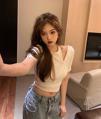 Two T-shirts with foreign style and fake personality