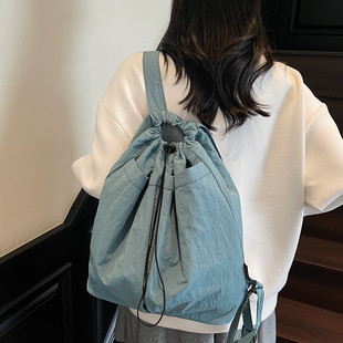 日系ins帆布抽绳双肩包女2026新款文艺简约休闲书包百搭旅行背包