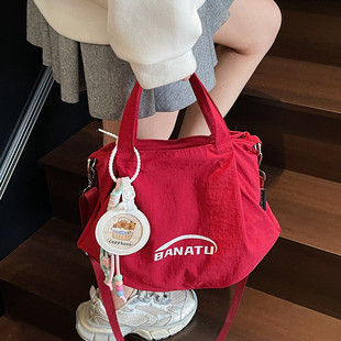 2026新款韩系尼龙防水小包包女上班通勤斜挎包轻便散步手机小挎包