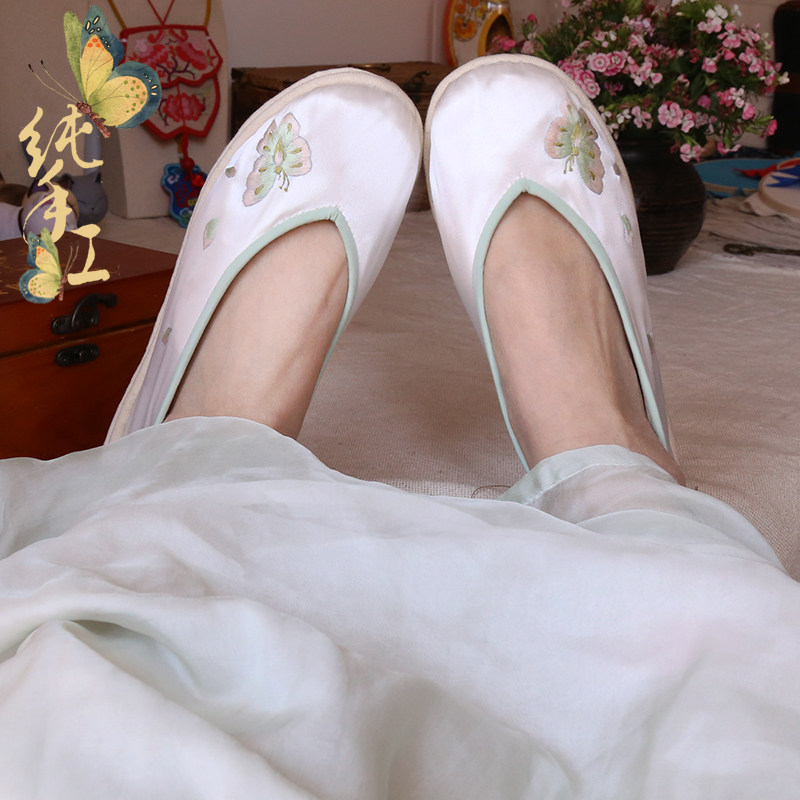 新款直销浅色复古搭汉服文艺范千层平底单鞋纯手工绣花布鞋日常蝶