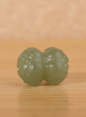 新疆和田玉青黄口料并蒂莲花