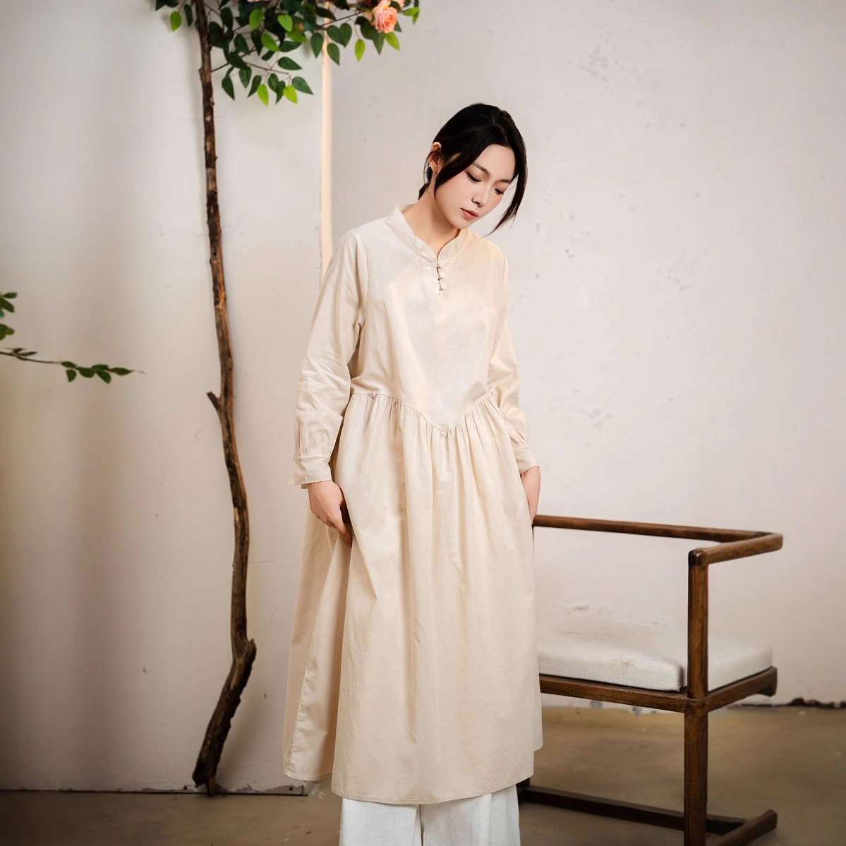 2025春季新款日系简约纯色长袖棉麻连衣裙女宽松休闲减龄小众长裙