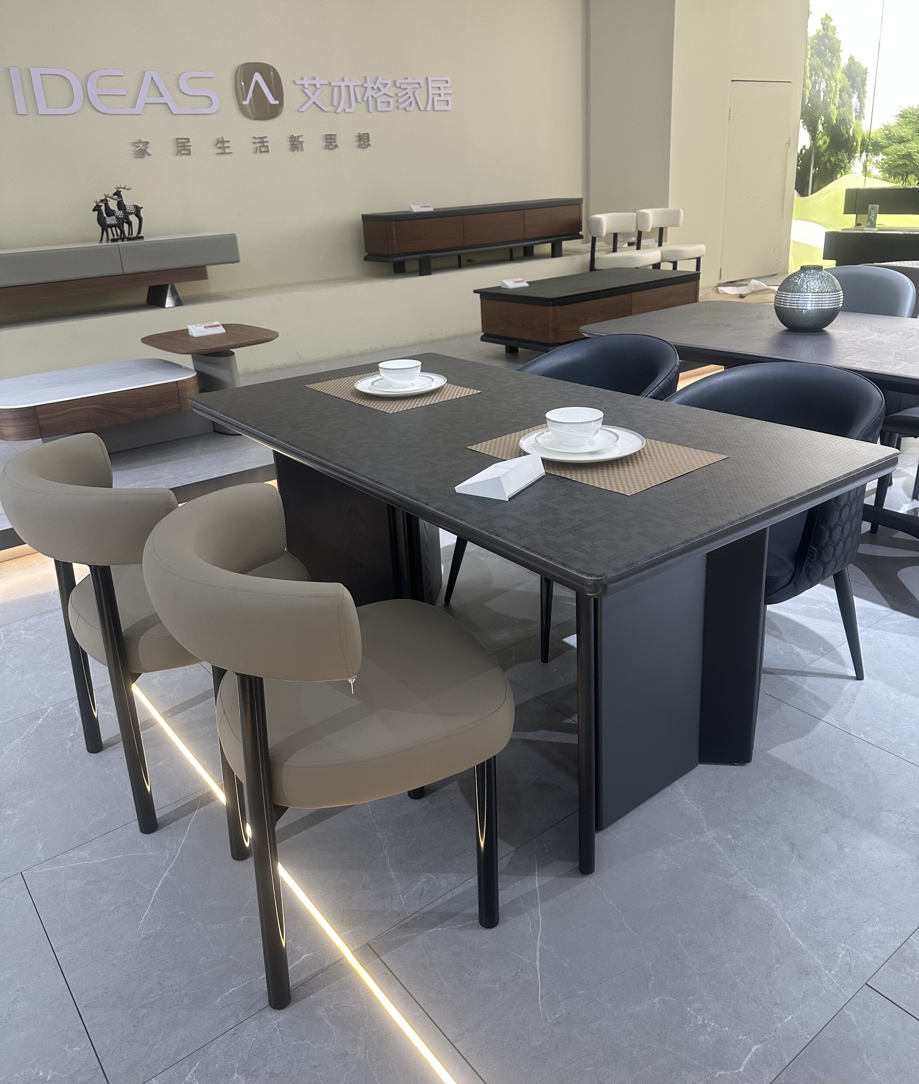 意式极简岩板餐桌椅组合现代简约轻奢高级感家用黑色长方形饭桌