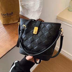 轻奢风菱格水桶包包女款2025新款冬季黑色手提小包单肩斜挎包女包