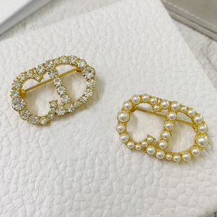 字母满钻CD胸针女个性时尚百搭高档珍珠胸花别针D家新款衣服装饰