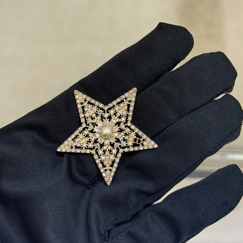 D家新款满钻星星CD字母胸针女高级感百搭胸花大衣毛衣别针配饰潮