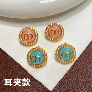 字母纽扣CD珍珠耳夹女无耳洞无痛耳环小巧精致轻奢高级感家耳饰