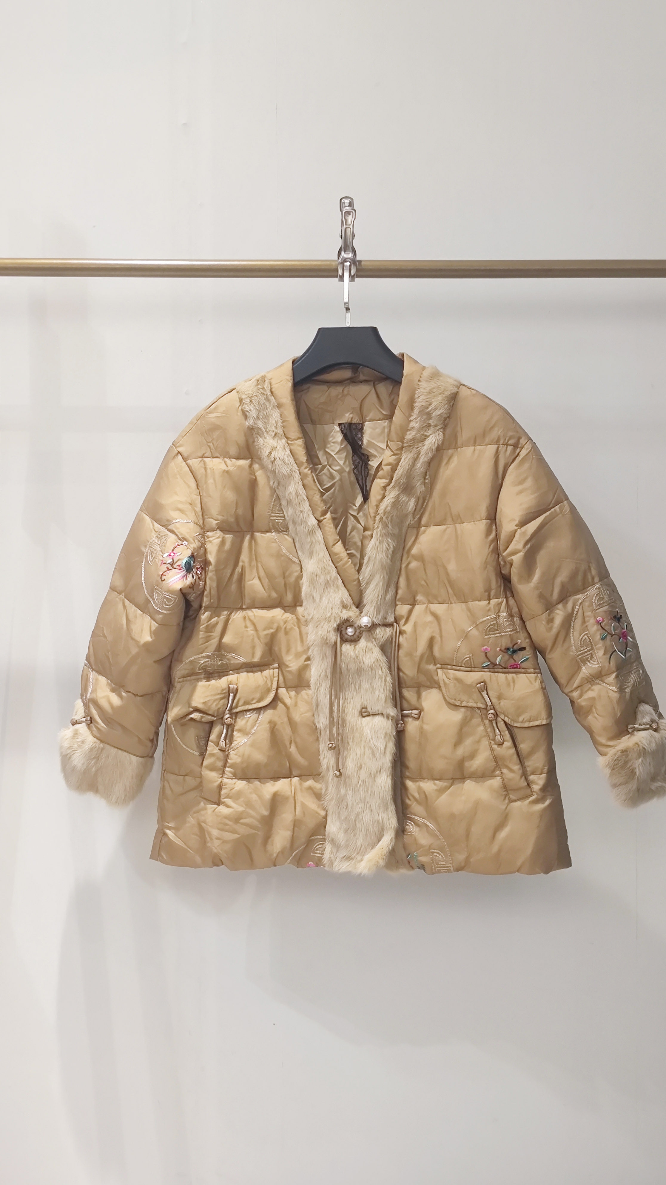 欧洲站2025冬季新款欧货新中式复古刺绣珍珠扣貂毛领羽绒服外套女