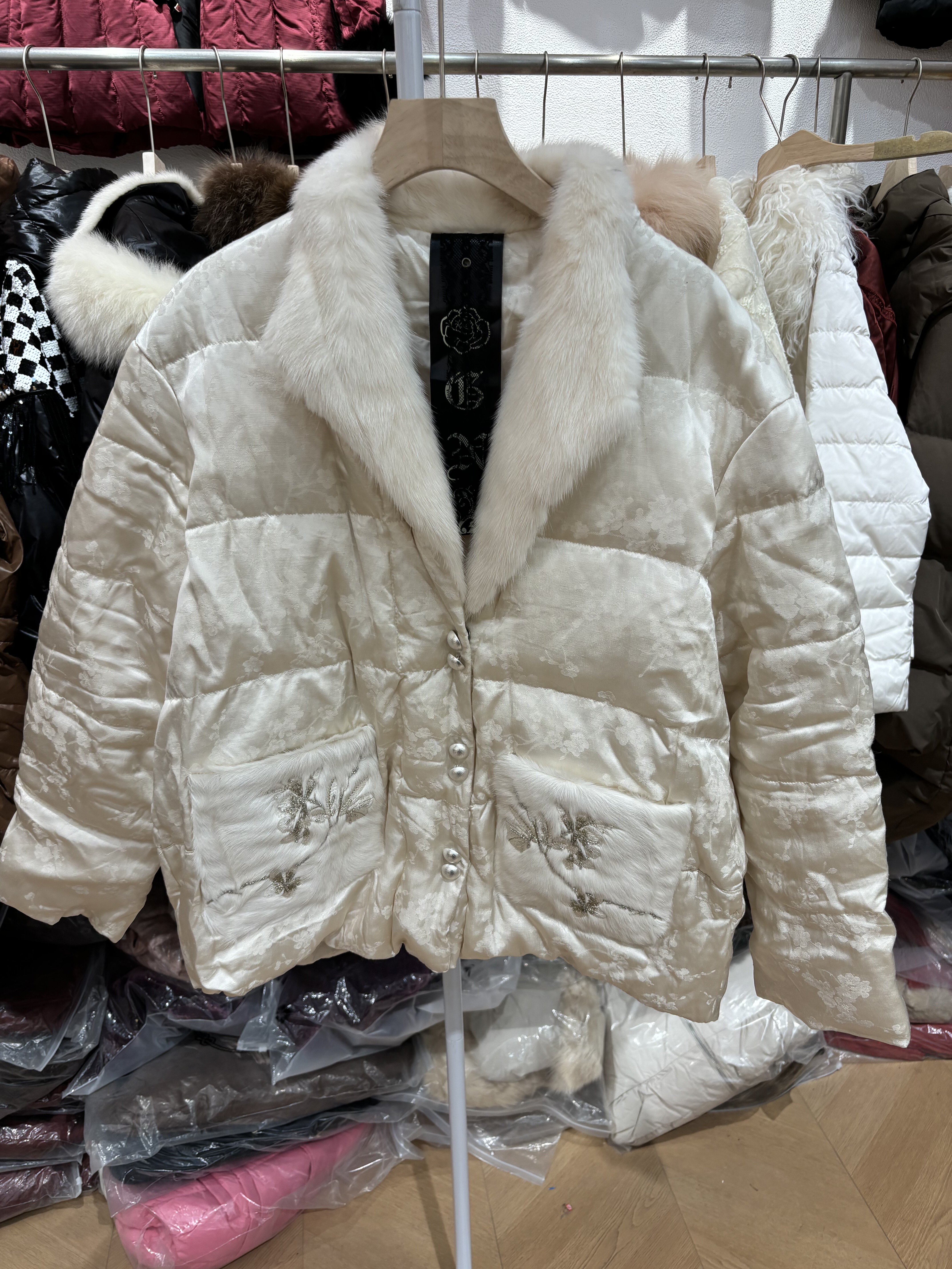 欧货2025冬季新中式国风盘扣刺绣提花貂毛领羽绒服女短款休闲外套,女装/女士精品,羽绒服,淘宝优惠券,粉丝福利购,淘宝优惠卷