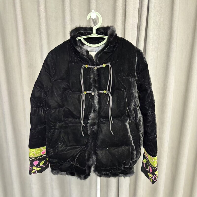 复古丝绒常规立领刺绣羽绒服