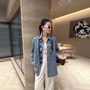 26310 DT.Dong丝巾带翻领刺绣卡通印花牛仔衬衫 欧洲站2026春季 新款