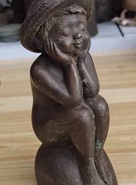 玉野勢三作铸铜小萝莉摆件，高17厘米，重2.97斤，有款，名家作品