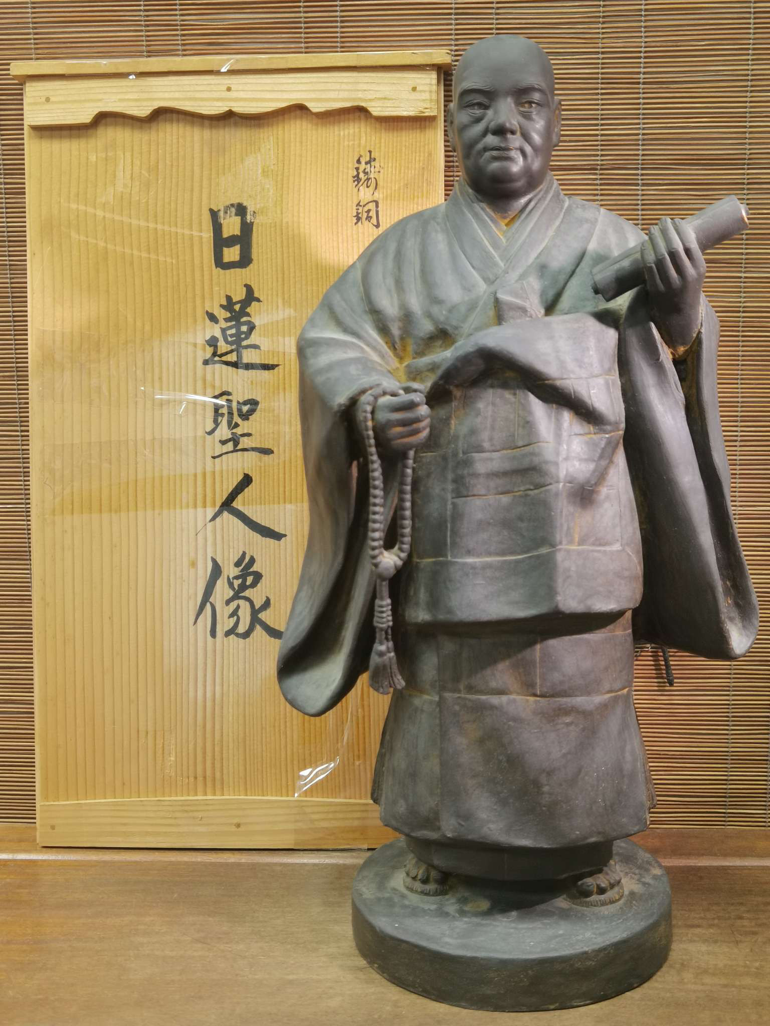 日本明治时期老铜日莲圣人像，重17.3千克，高48厘米，宽23厘米。