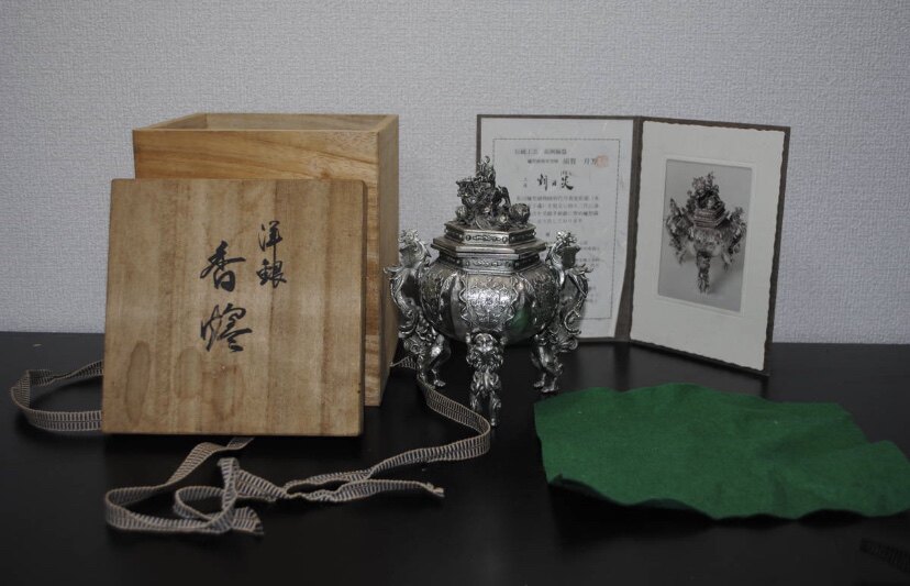 须贺月芳作洋银浮雕香炉，高17厘米，重1.45公斤，名家精美作品。