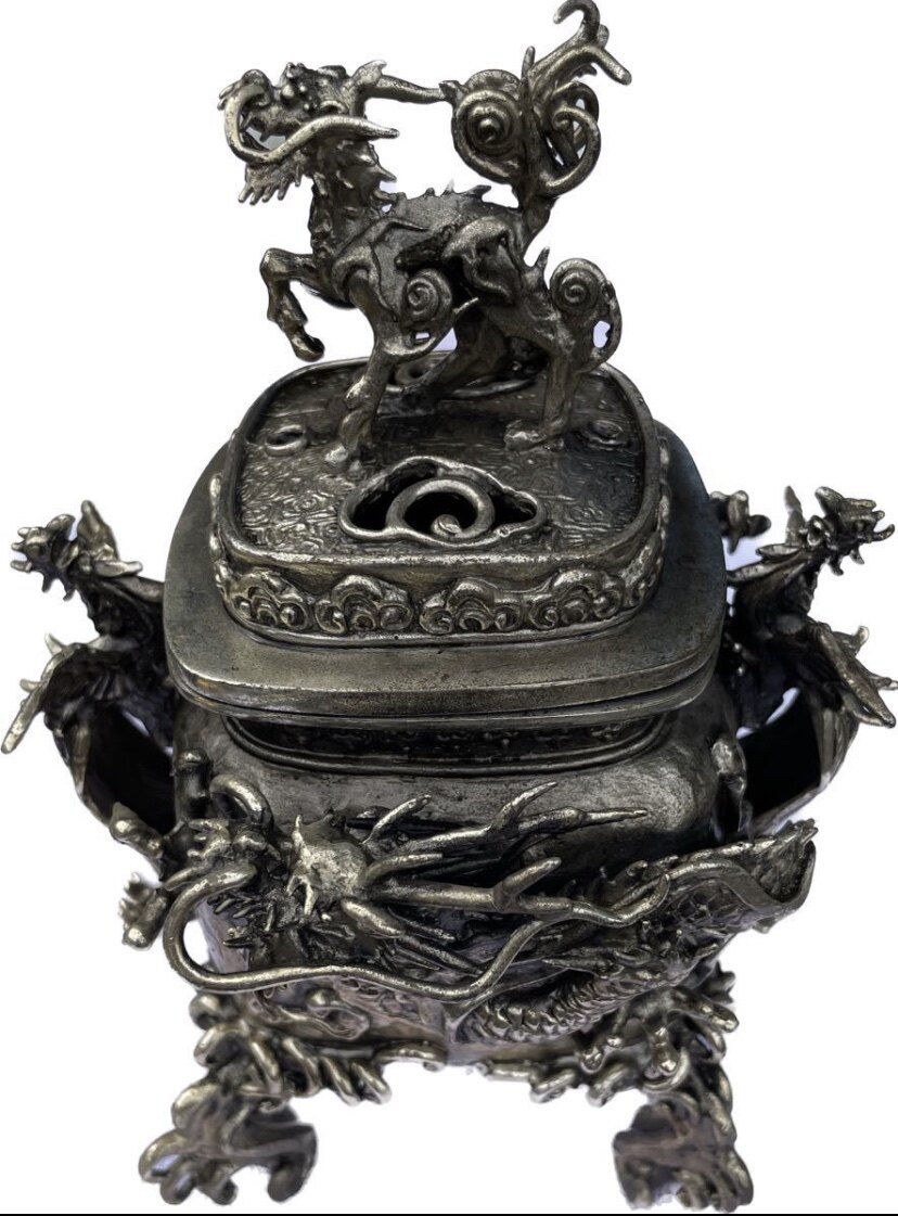 须贺月芳作洋银材质麒麟摘香炉，高19厘米，重1.88公斤，名家作品