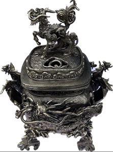 须贺月芳作洋银材质麒麟摘香炉，高19厘米，重1.88公斤，名家作品