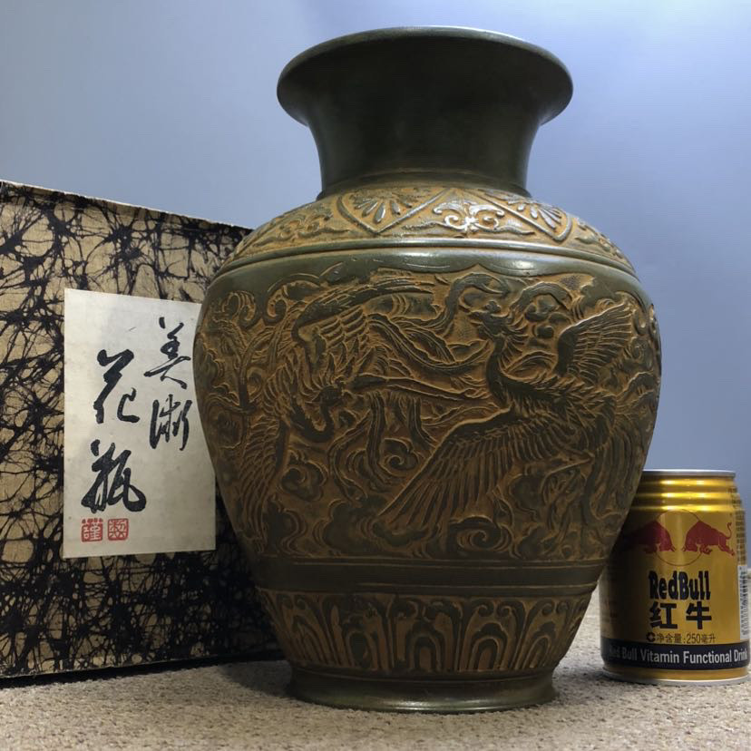 日本钦成作凤凰纹老铜花瓶，重3.15千克，高26厘米，口径13厘米。