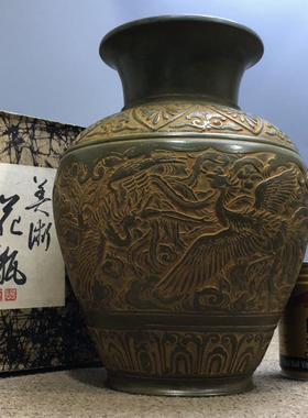 日本钦成作凤凰纹老铜花瓶，重3.15千克，高26厘米，口径13厘米。
