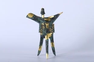 日本四世藏六作铜鎏金铜爵摆件,重980克,高22.5厘米,宽16.5