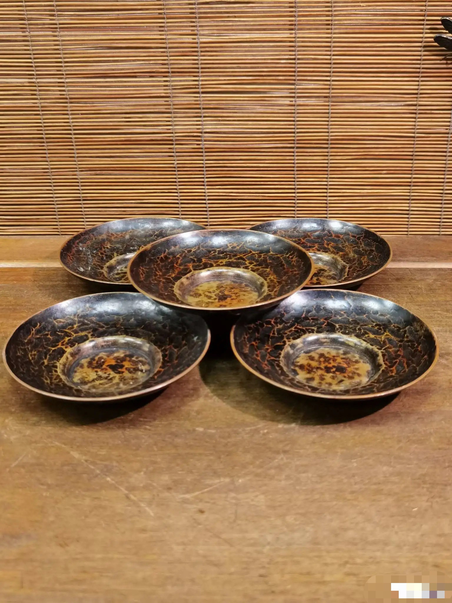 日本寶曆堂造精美鎚目纹老铜茶托五客，重636克，直径约11厘米