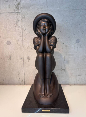 日本玉野勢三作铸铜小萝莉，重14公斤，高53厘米，全球发行10个。