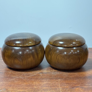 日本35号本蛤围棋。白子厚10.00—10.08毫米180颗，黑本那智黑181